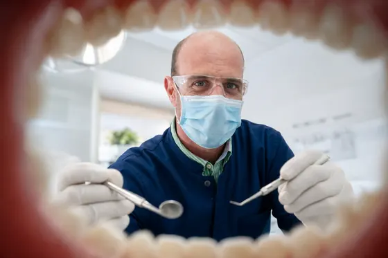 Dr. Luis Gross Schweller durante atendimento odontológico em Campinas